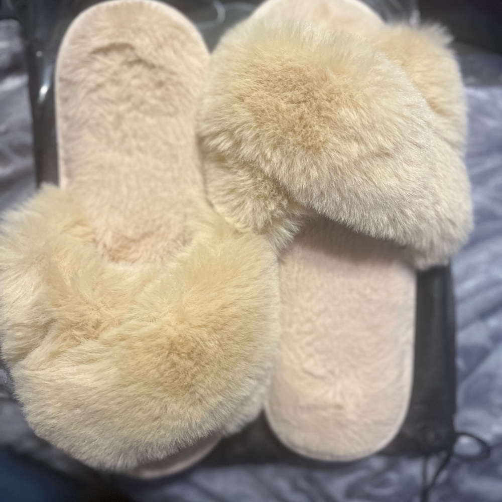 #869(size 10) EURO 40-41. Cozy Faux Fur SlippersNever used